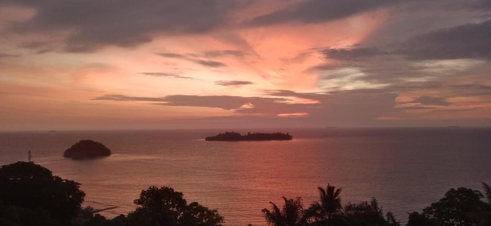 The View Padang, Amazing View, 8 Mins Mentawai Fast Ferry, Cold Beer,Close To Restaurants פדאנג מראה חיצוני תמונה